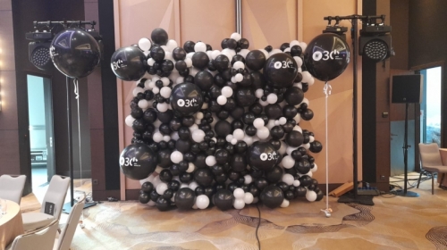 Фотозона из черных шаров корпоративный праздник