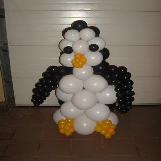 Фигура из шаров для детского праздника Пингвин