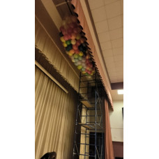 сброс 300 воздушных шаров в школе
