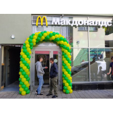 Открытие нового "Макдональдса" арка из шаров