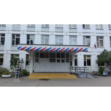 гирлянда из шаров под козырёк школы