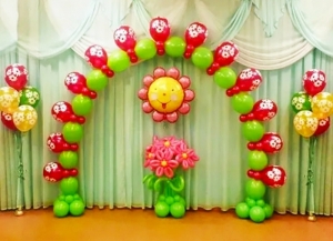 оформление шарами в детском саду "Цветочная поляна"