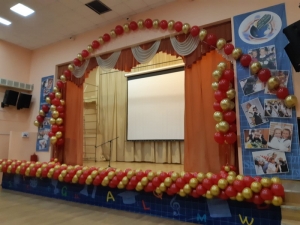украсить воздушными шарами актовый зал в школе
