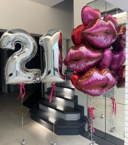 Набор из воздушных шаров с гелием Губы и Сердца на День Рождения 21 год