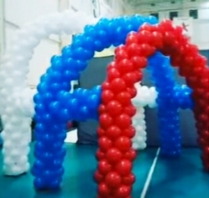 Арка из воздушных шаров в цвет Российского флага