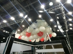 Оформить стенд воздушными шарами