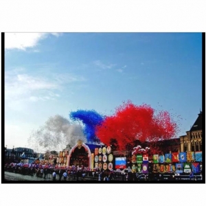 Самый большой запуск гелиевых шаров в России на Красной площади