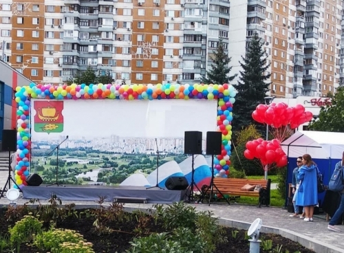 Оформление уличной сцены воздушными шарами