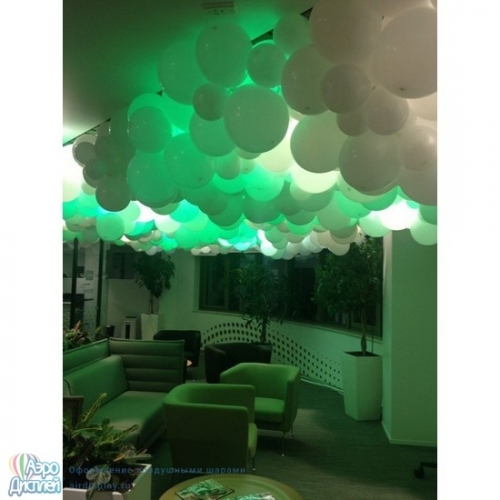 оформить потолок воздушными шарами с подсветкой