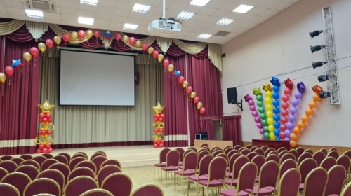 оформить воздушными шарами актовый зал в школе
