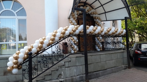оформить воздушными шарами вход в ресторан на свадьбу