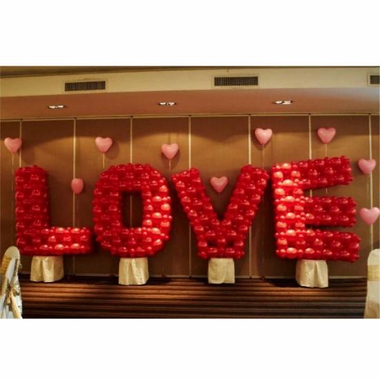 Оформление из шаров на 14 февраля надписи LOVE
