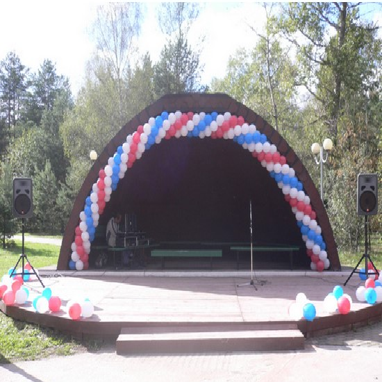 Оформление сцены воздушными шарами на 9 мая