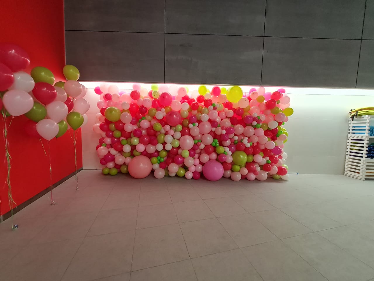 Панно из воздушных шаров в стиле Фламинго